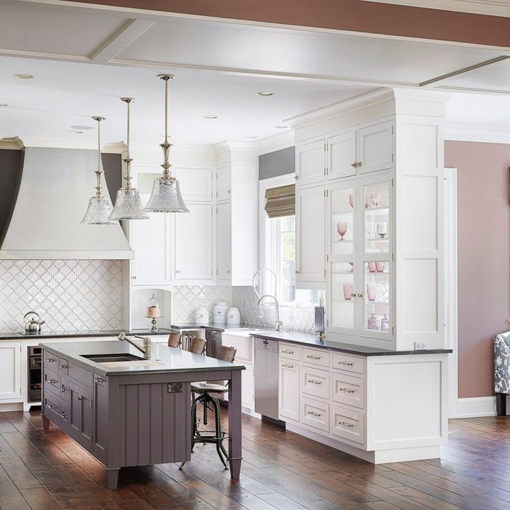 Classic coastal style white kitchen reminiscent of Something's Gotta Give kitchen! #kitchendesign #kitchenremodel #kitchenideas