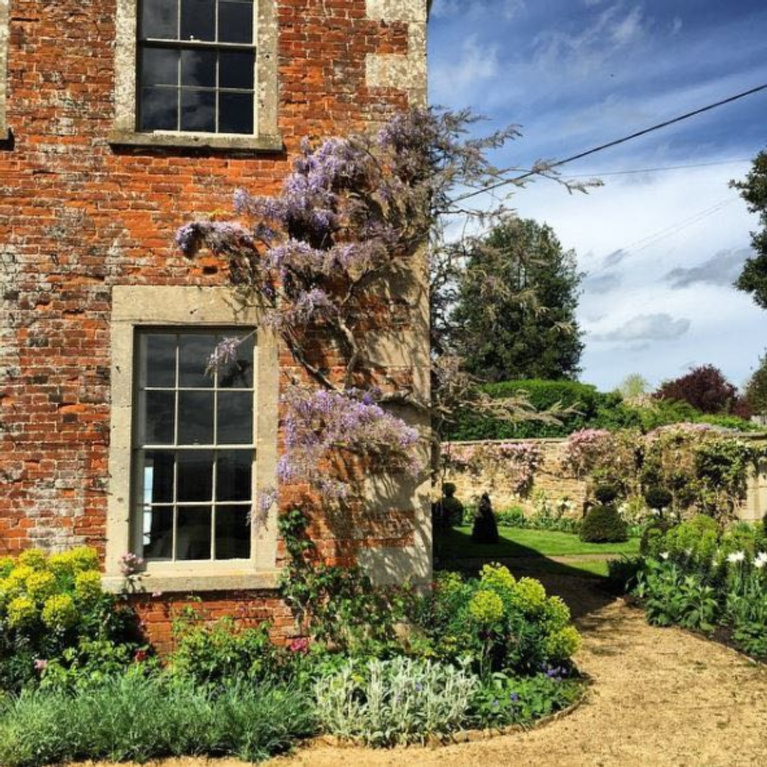 Beautiful English cottage gardens. #garden #outdoordining #englishcountry #countrygarden