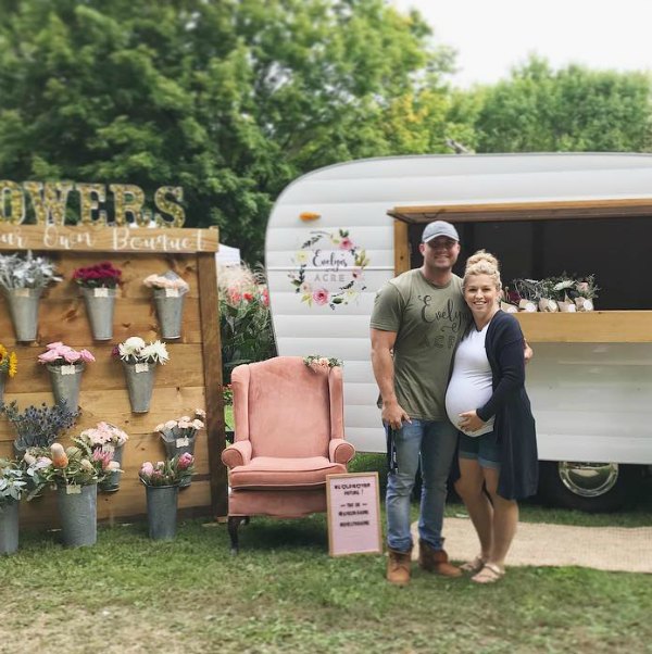 Charming vintage camper and bouquet building station by Evelyn's Acre. So much to love at Main Street Market Rockford in the fall! Hosted by Urban Farmgirl, it draws 150 wonderful vendors from around the country and throngs of shoppers. #hellolovelystudio #mainstreetmarket #rockford #urbanfarmgirl #fleamarket #countrymarket #farmhousedecor #farmhousestyle #midwest #fall