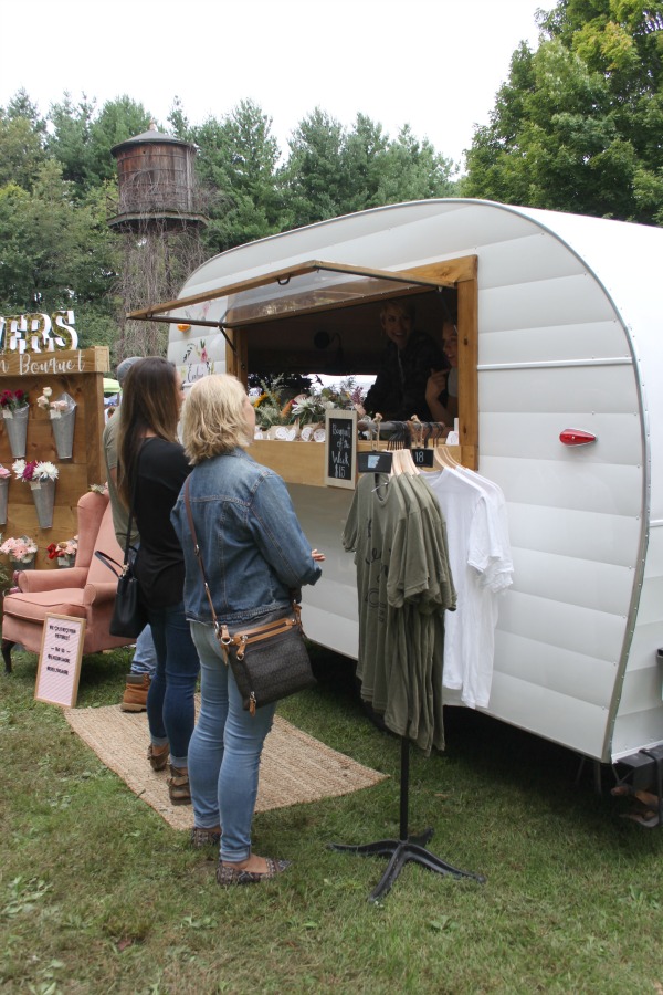 So much to love at Main Street Market Rockford in the fall! Hosted by Urban Farmgirl, it draws 150 wonderful vendors from around the country and throngs of shoppers. #hellolovelystudio #mainstreetmarket #rockford #urbanfarmgirl #fleamarket #countrymarket #farmhousedecor #farmhousestyle #midwest #fall