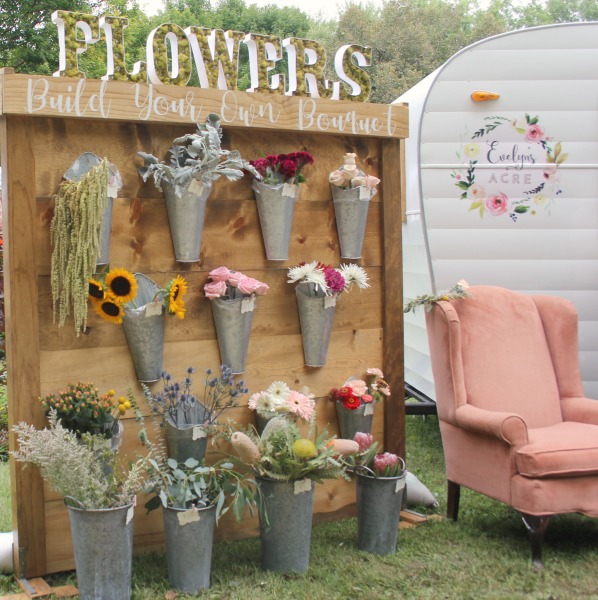 Charming build your own bouquet farmhouse flower stand and vintage camper. Evelyn's Acre. So much to love at Main Street Market Rockford in the fall! Hosted by Urban Farmgirl, it draws 150 wonderful vendors from around the country and throngs of shoppers. #hellolovelystudio #mainstreetmarket #rockford #urbanfarmgirl #fleamarket #countrymarket #farmhousedecor #farmhousestyle #midwest #fall