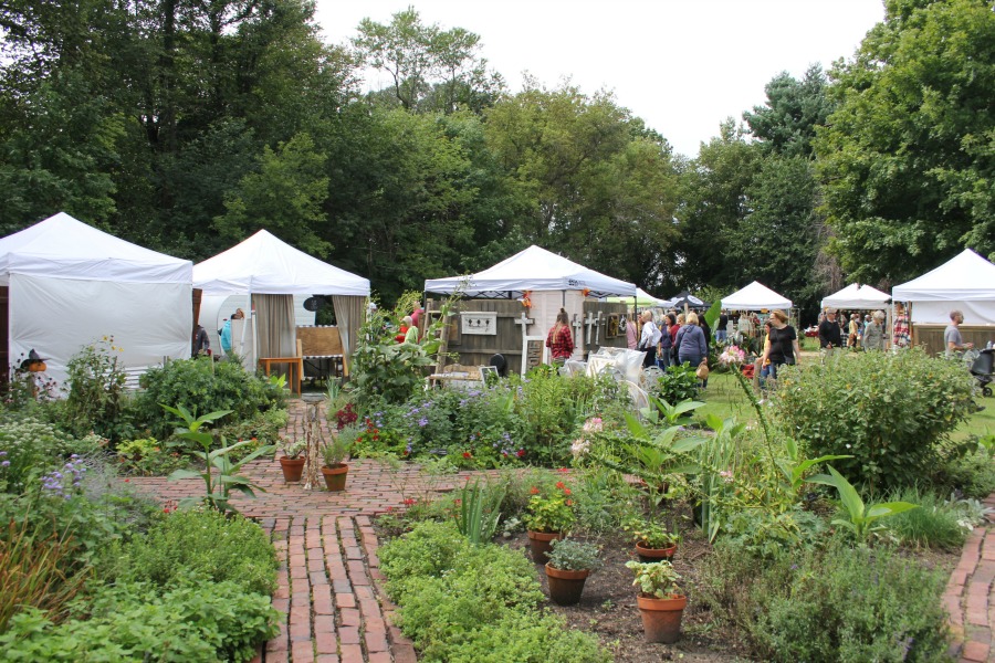 So much to love at Main Street Market Rockford in the fall! Hosted by Urban Farmgirl, it draws 150 wonderful vendors from around the country and throngs of shoppers. #hellolovelystudio #mainstreetmarket #rockford #urbanfarmgirl #fleamarket #countrymarket #farmhousedecor #farmhousestyle #midwest #fall