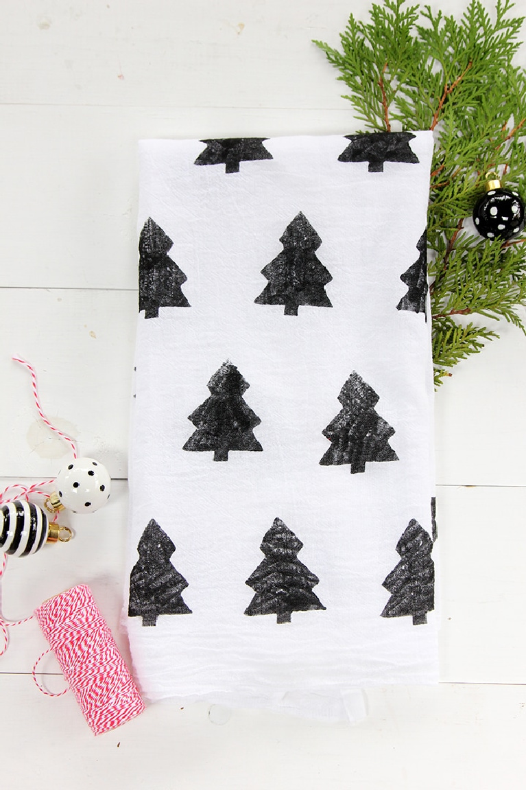 Christmas craft idea - Scandi inspired Christmas tree stamped towel from Alice & Lois. #christmascraft #scandichristmas #holidaydecor #chirstmastreetowel #holidaydiy #holidaycraft