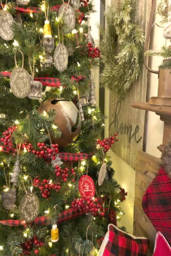 Come discover Christmas Decorating Plaids Buffalo Checks & American Country Style! #hellolovelystudio #farmhousechristmas #christmasdecor #plaid #buffalochecks #countrychristmas