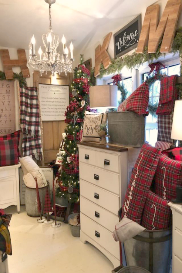 Come discover Christmas Decorating Plaids Buffalo Checks & American Country Style! #hellolovelystudio #farmhousechristmas #christmasdecor #plaid #buffalochecks #countrychristmas