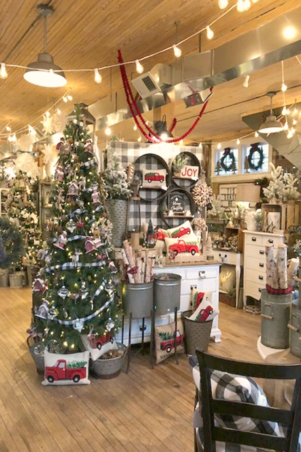 Come discover Christmas Decorating Plaids Buffalo Checks & American Country Style! #hellolovelystudio #farmhousechristmas #christmasdecor #plaid #buffalochecks #countrychristmas