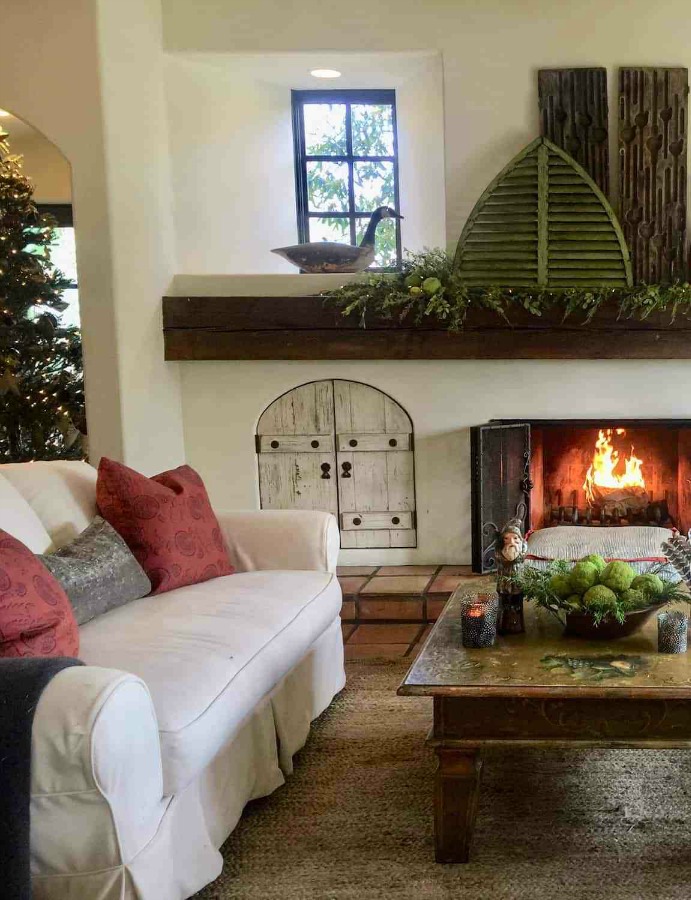 Holiday decorating with a rustic, organic, luxe, California style. Designer Cindy Hattersley knows her way around bohemian rough luxe style...come see a tour of her home! #christmasdecor #rustic #housetour #holiday #roughluxe #cindyhattersley