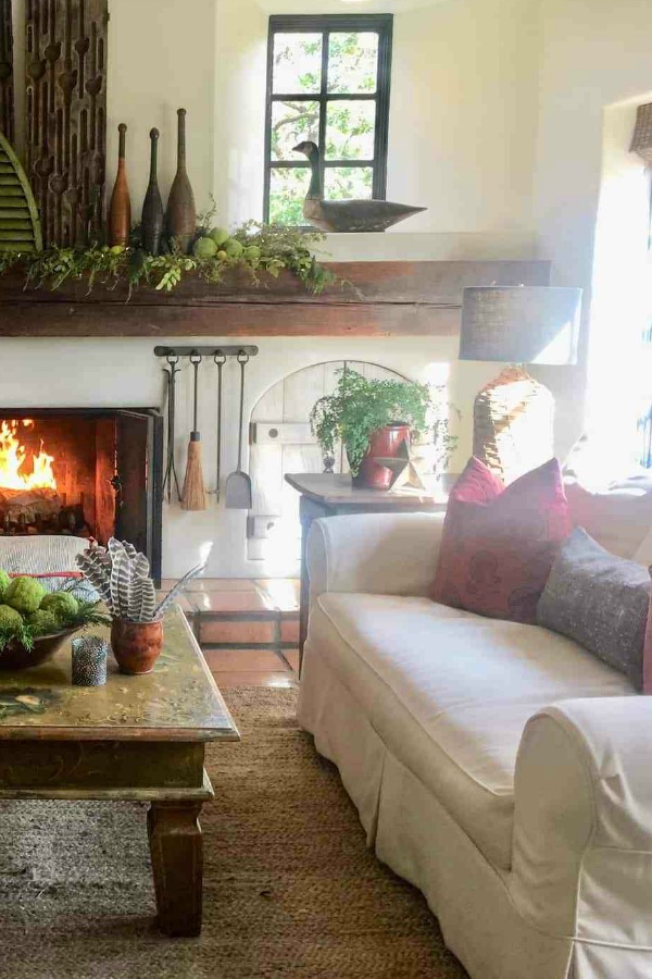 Holiday decorating with a rustic, organic, luxe, California style. Designer Cindy Hattersley knows her way around bohemian rough luxe style...come see a tour of her home! #christmasdecor #rustic #housetour #holiday #roughluxe #cindyhattersley