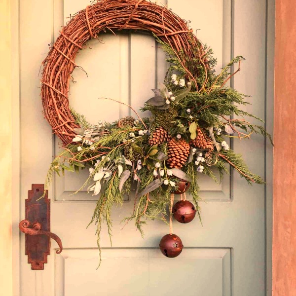 Holiday decorating with a rustic, organic, luxe, California style. Designer Cindy Hattersley knows her way around bohemian rough luxe style...come see a tour of her home! #christmasdecor #rustic #housetour #holiday #roughluxe #cindyhattersley