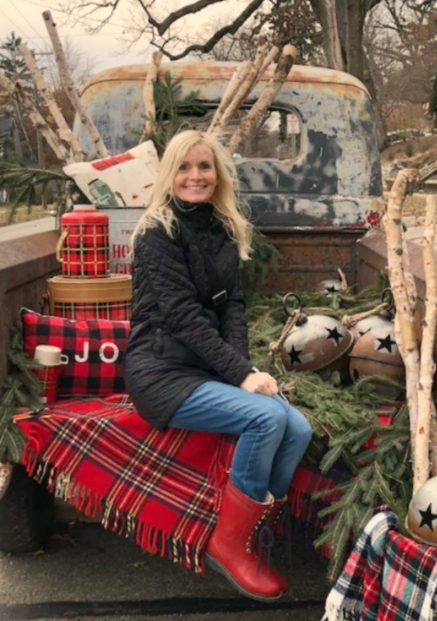 Come discover Christmas Decorating Plaids Buffalo Checks & American Country Style! #hellolovelystudio #farmhousechristmas #christmasdecor #plaid #buffalochecks #countrychristmas