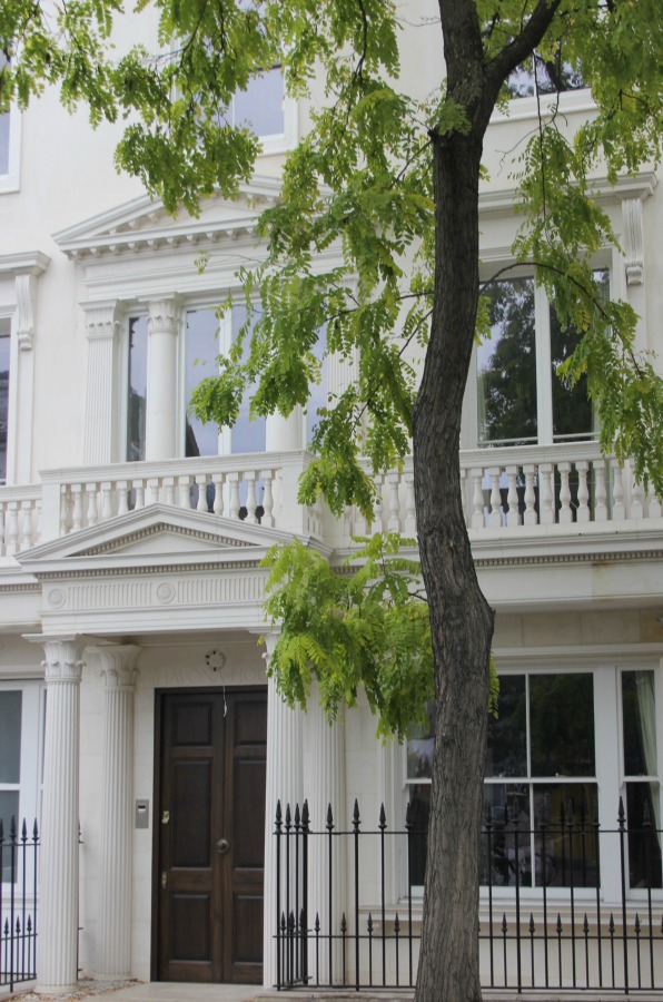 Elegant London manse with classic architecture. Hello Lovely Studio. Come tour these gorgeous front doors in Notting Hill and Holland Park...certainly lovely indeed. Curb appeal and Paint Color Inspiration. Lovely London Doors & Paint Color Ideas!