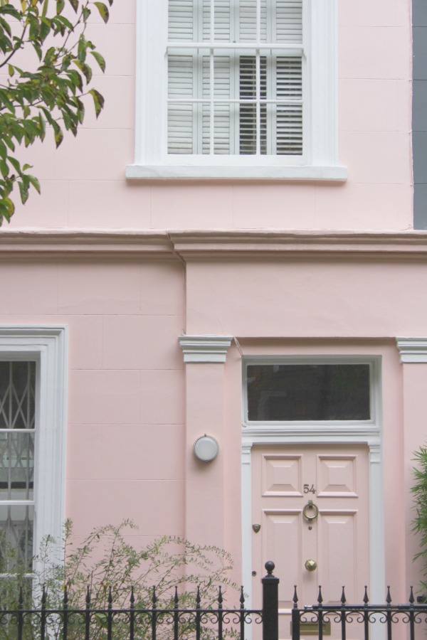 Fabulous blush pink Notting Hill house exterior. Hello Lovely Studio. Come tour these gorgeous front doors in Notting Hill and Holland Park...certainly lovely indeed. Curb appeal and Paint Color Inspiration. Lovely London Doors & Paint Color Ideas!