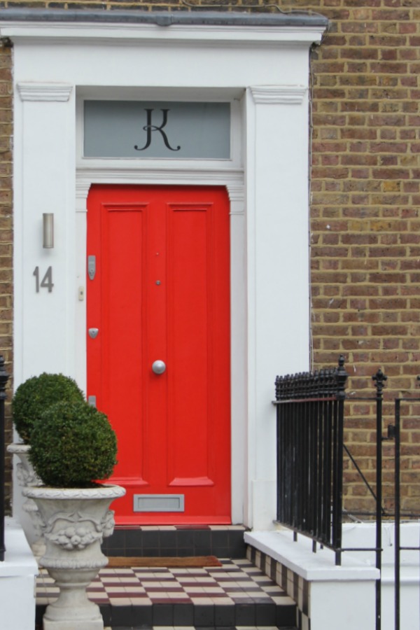 Bright red painted front door! Hello Lovely Studio. Come tour these gorgeous front doors in Notting Hill and Holland Park...certainly lovely indeed. Curb appeal and Paint Color Inspiration. Lovely London Doors & Paint Color Ideas!