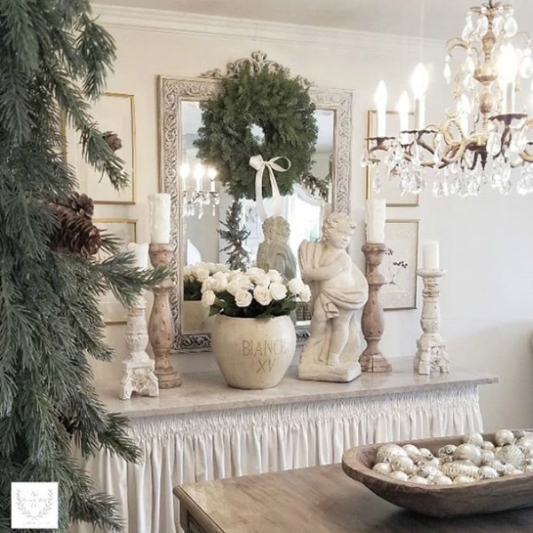 White French country Christmas decor in a dining room by The French Nest Co. #christmasdecor