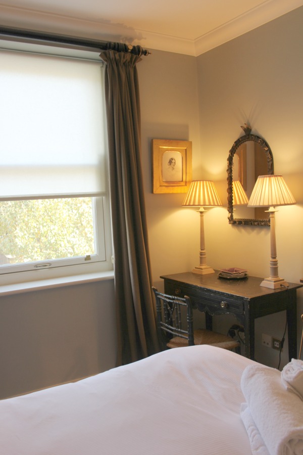 Victorian London apartment in Holland Park with traditional and classic interior design. Hello Lovely Studio. #londonapartment #victorian #traditional #vacationrental #hollandpark