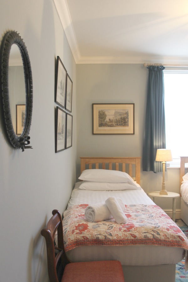 Victorian London apartment in Holland Park with traditional and classic interior design. Hello Lovely Studio. #londonapartment #victorian #traditional #vacationrental #hollandpark