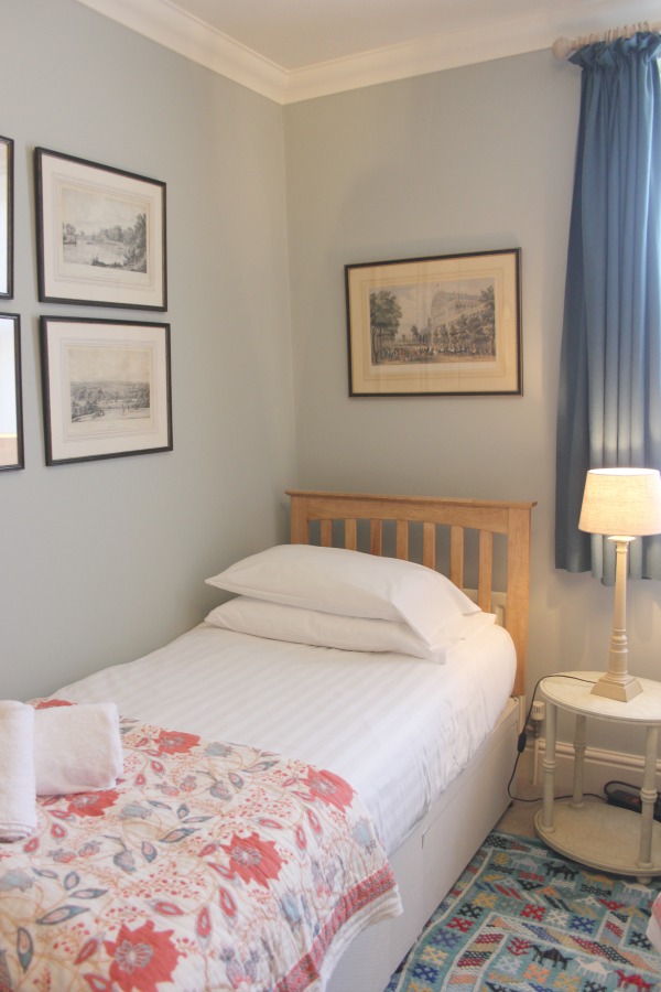 Victorian London apartment in Holland Park with traditional and classic interior design. Hello Lovely Studio. #londonapartment #victorian #traditional #vacationrental #hollandpark