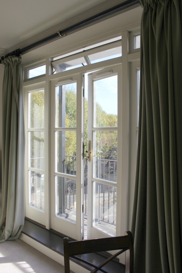 Victorian London apartment in Holland Park with traditional and classic interior design. Hello Lovely Studio. #londonapartment #victorian #traditional #vacationrental #hollandpark