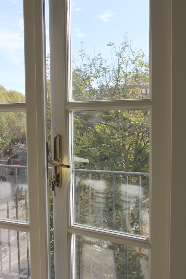 Victorian London apartment in Holland Park with traditional and classic interior design. Hello Lovely Studio. #londonapartment #victorian #traditional #vacationrental #hollandpark