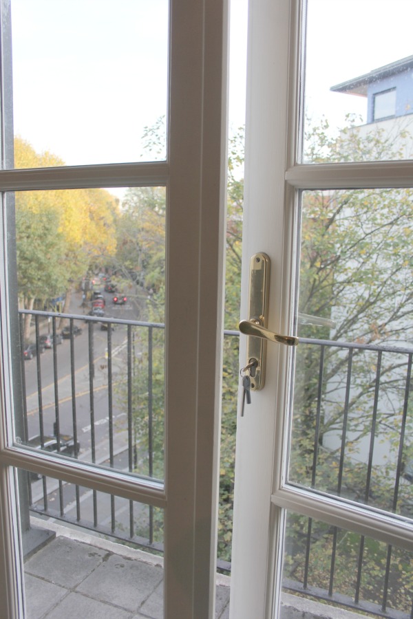 Victorian London apartment in Holland Park with traditional and classic interior design. Hello Lovely Studio. #londonapartment #victorian #traditional #vacationrental #hollandpark