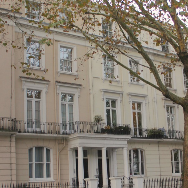 Victorian London apartment in Holland Park with traditional and classic interior design. Hello Lovely Studio. #londonapartment #victorian #traditional #vacationrental #hollandpark