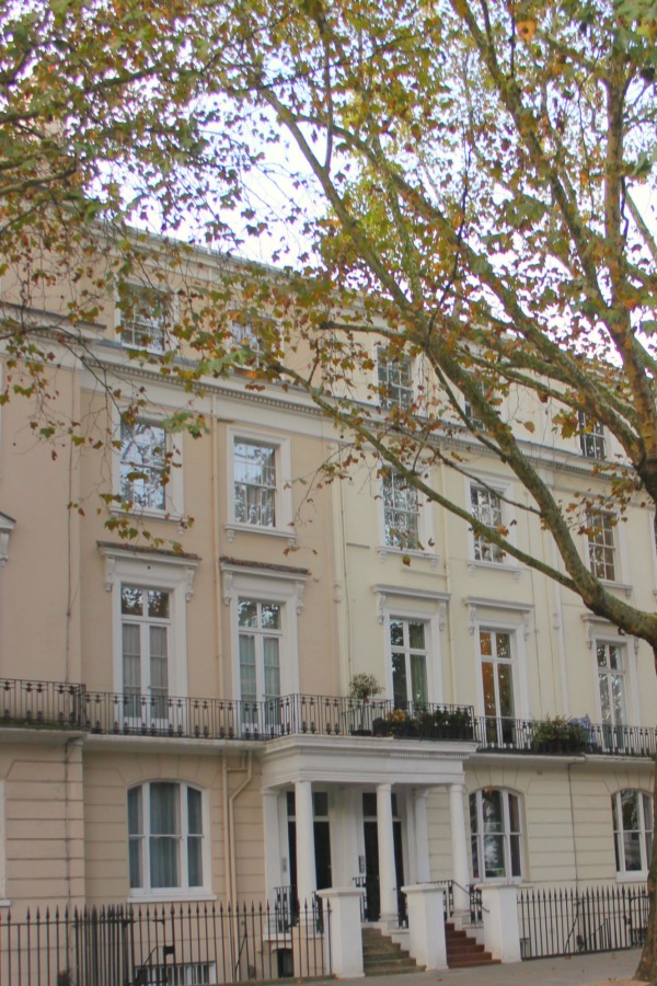 Victorian London apartment in Holland Park with traditional and classic interior design. Hello Lovely Studio. #londonapartment #victorian #traditional #vacationrental #hollandpark