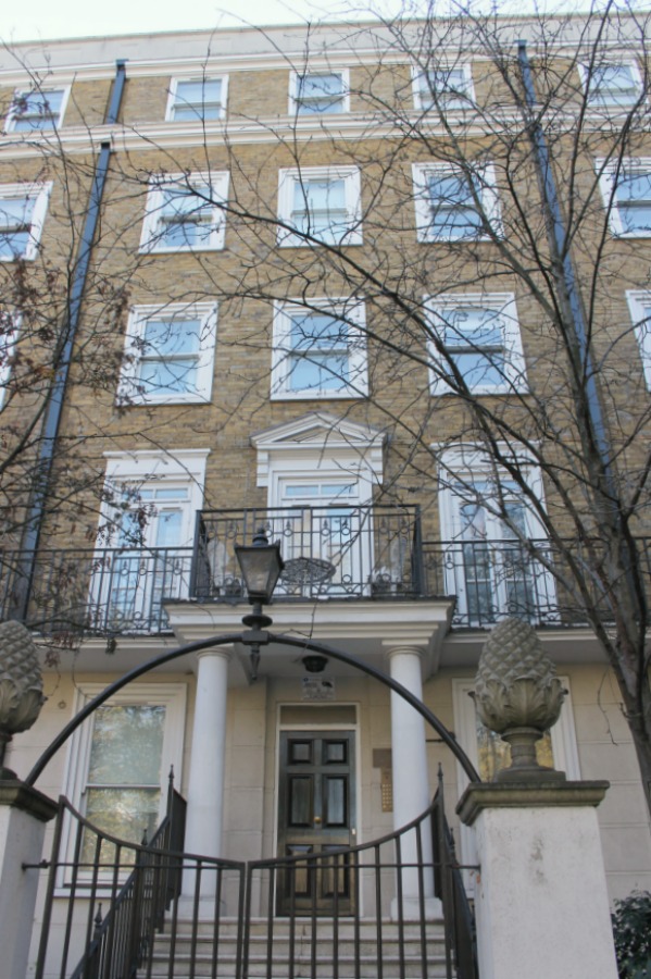 Victorian London apartment in Holland Park with traditional and classic interior design. Hello Lovely Studio. #londonapartment #victorian #traditional #vacationrental #hollandpark