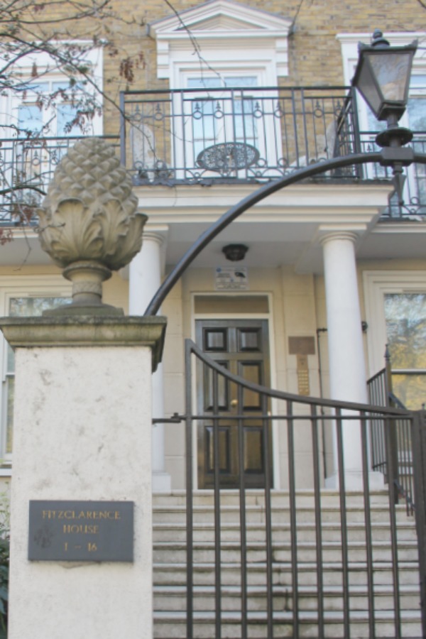 Victorian London apartment in Holland Park with traditional and classic interior design. Hello Lovely Studio. #londonapartment #victorian #traditional #vacationrental #hollandpark