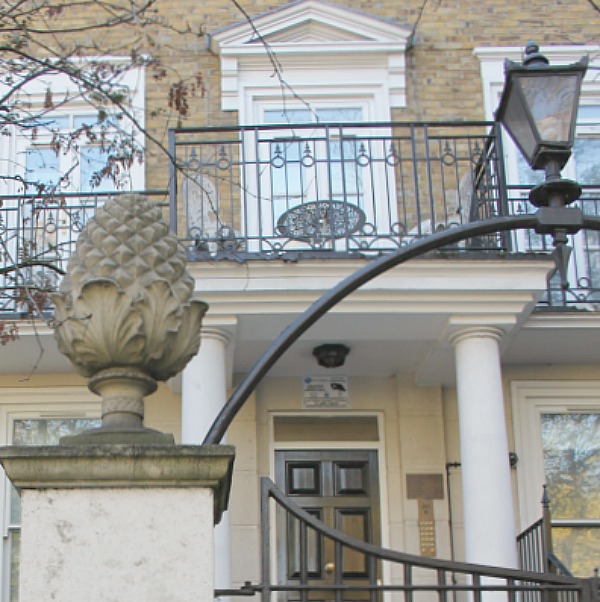 Victorian London apartment in Holland Park with traditional and classic interior design. Hello Lovely Studio. #londonapartment #victorian #traditional #vacationrental #hollandpark