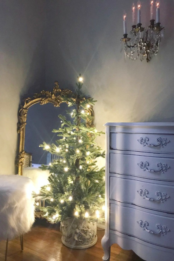 French country Christmas decor with lots of white, elegant, and romantic design elements. Corner French Cottage. #frenchcountry #christmas #holidaydecor #frenchfarmhouse