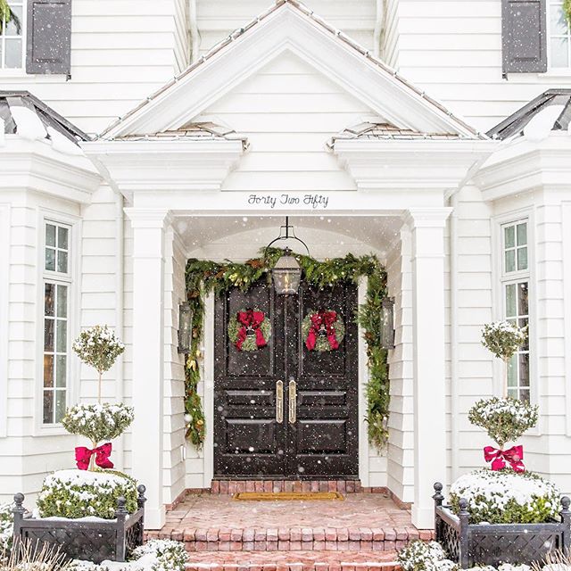 This example of classic traditional architecture from The Fox Group will inspire your design plans! Christmas decor on a gorgeous white traditional home. Come see more lovely interior design and home construction ideas. #christmasdecor #architecture #interiordesign #traditional #classic #thefoxgroup