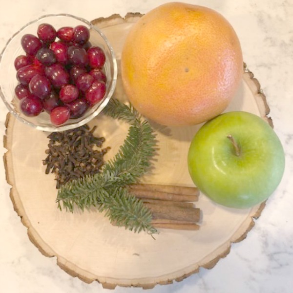 How to Make Your House Smell Like Christmas. A recipe for a yummy and fragrant citrus and spice potpourri by Hello Lovely Studio. #hellolovelystudio #christmas #potpourri #recipe