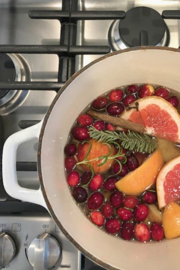 How to Make Your House Smell Like Christmas. A recipe for a yummy and fragrant citrus and spice potpourri by Hello Lovely Studio. #hellolovelystudio #christmas #potpourri #recipe