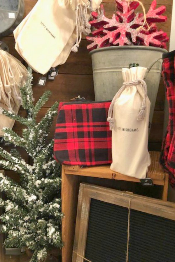 Rustic farmhouse Christmas decorating ideas and vintage style holiday inspiration from Urban Farmgirl in Rockford, Illinois. #farmhousechristmas #countrychristmas #christmasdecor #urbanfarmgirl #rustic #vintage #holidayinspiration