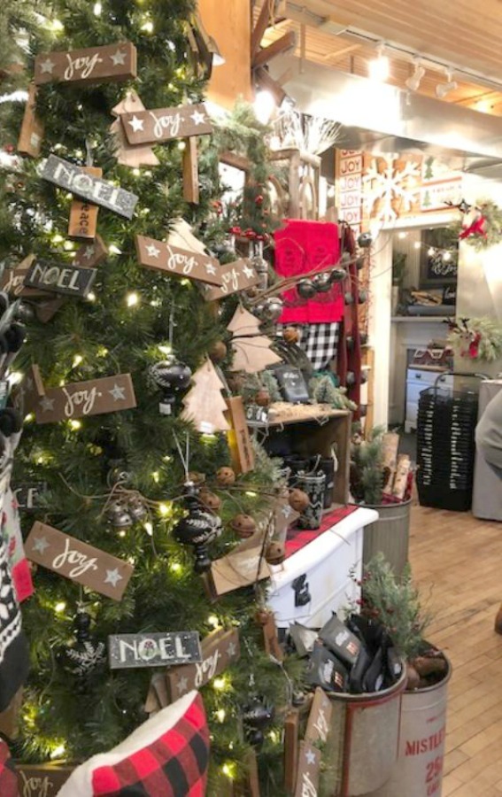 Rustic farmhouse Christmas decorating ideas and vintage style holiday inspiration from Urban Farmgirl in Rockford, Illinois. #farmhousechristmas #countrychristmas #christmasdecor #urbanfarmgirl #rustic #vintage #holidayinspiration