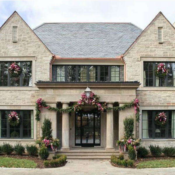 Beautiful Christmas decor and holiday decorated interiors in the Atlanta Home for the Holidays 2018 Showhouse! #christmasdecor #showhouse #holidaydecor 