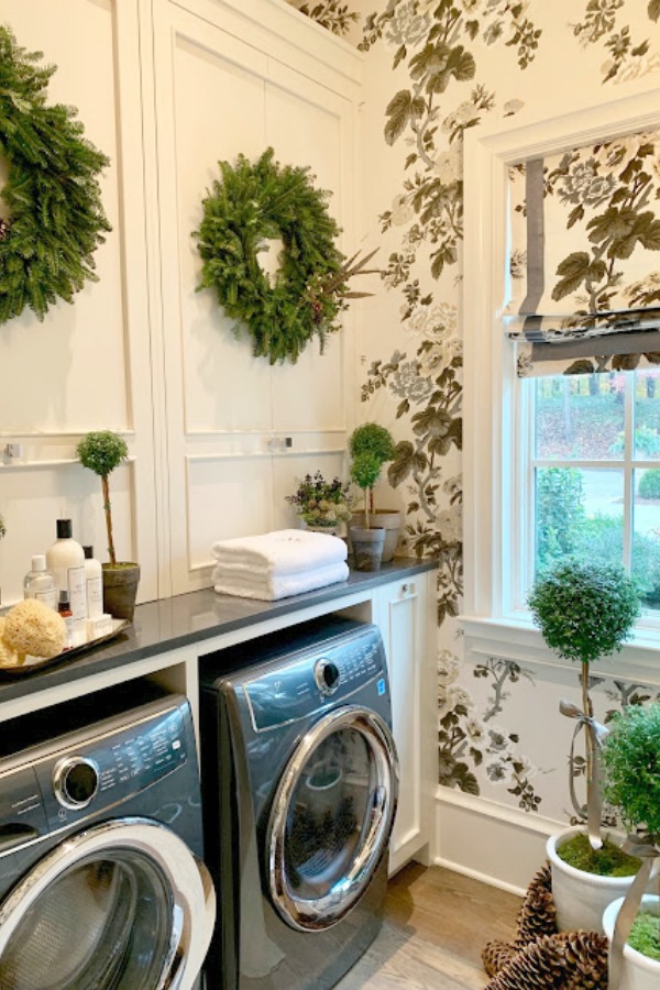 Beautiful Christmas decor and holiday decorated interiors in the Atlanta Home for the Holidays 2018 Showhouse! #christmasdecor #showhouse #holidaydecor 