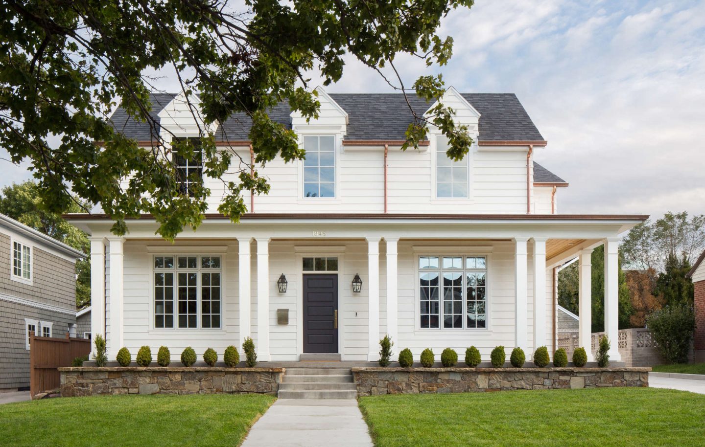 This example of classic traditional architecture from The Fox Group will inspire your design plans! Come see more lovely interior design and home construction ideas. #architecture #interiordesign #traditional #classic #thefoxgroup