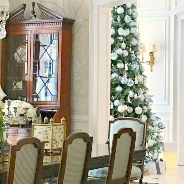 Blue and white decor in an elegant French chateau. The Enchanted Home. Classic, traditional, and European inspired lovely interior design! #enchantedhome #blueandwhite #chinoiserie #traditional #interiordesign