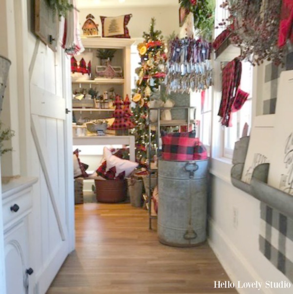 Farmhouse Christmas decor inspiration, vintage style, and rustic country decorating ideas for a whimsical holiday interior. #hellolovelystudio #christmasdecor #farmhousestyle