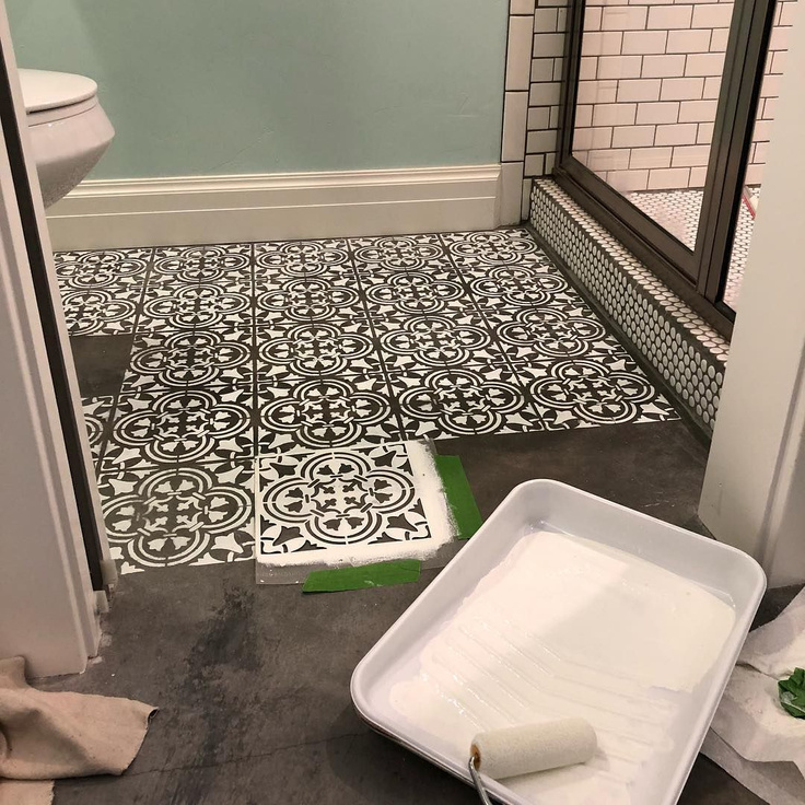 Amazing transformation of a bathroom floor with a cement tile stencil and paint - @jessica_kaarina. #tilestencil #bathroomfloor #diystenciledfloor