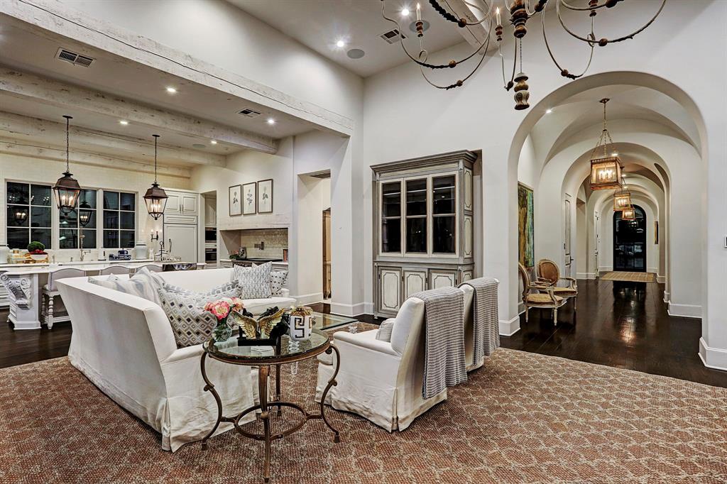 French Country Decorating Ideas from Grand Estates! Come peek at beautiful grand homes on the market with French interiors and steal the look for yourself! #frenchcountry #interiordesign #decoratingideas