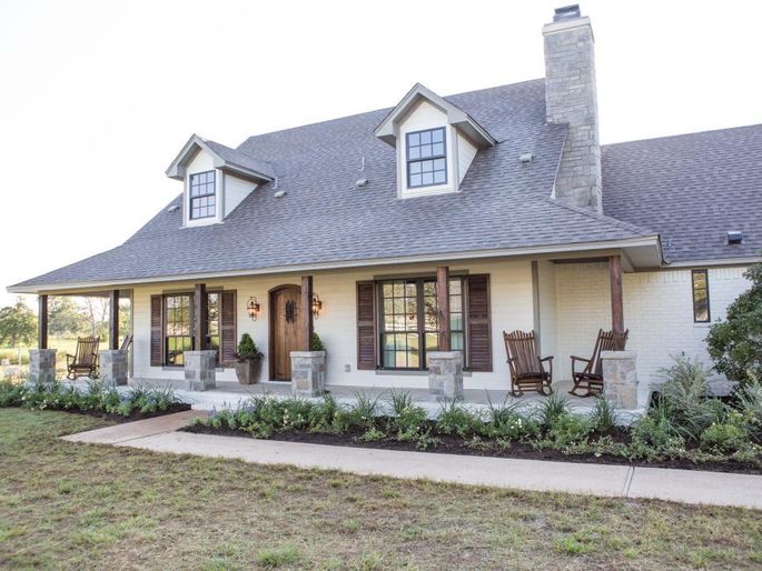 Ignacio Hot Sauce House exterior from HGTV's Fixer Upper with Chip and Joanna Gaines. #hotsaucehouse #fixerupper #ignacio #rusticitalian #houseexterior