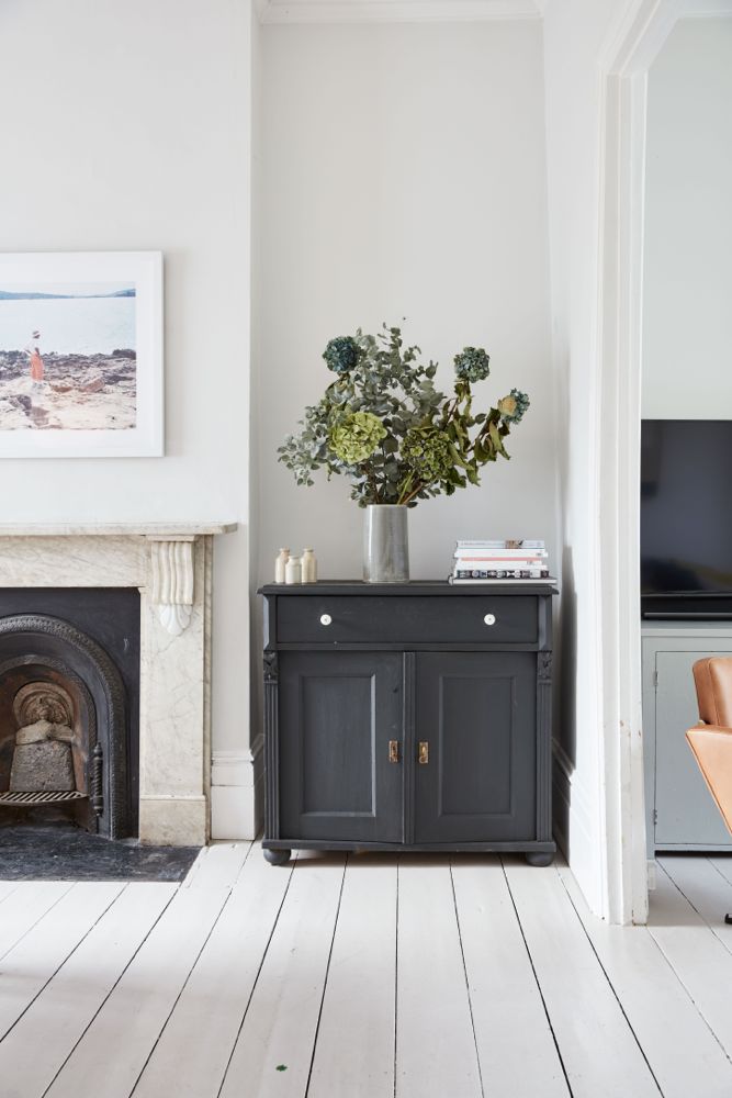 All white decor with simplicity, rustic design elements, and understated simplicity in a London Home offered by The Beach Studios. #whitedecor #housetour #simpledecor #interiordesign #vintagestyle #shabbychic