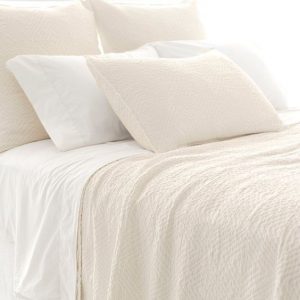 White Matelasse bedding. #bedding #whitedecor #bedroomdecor