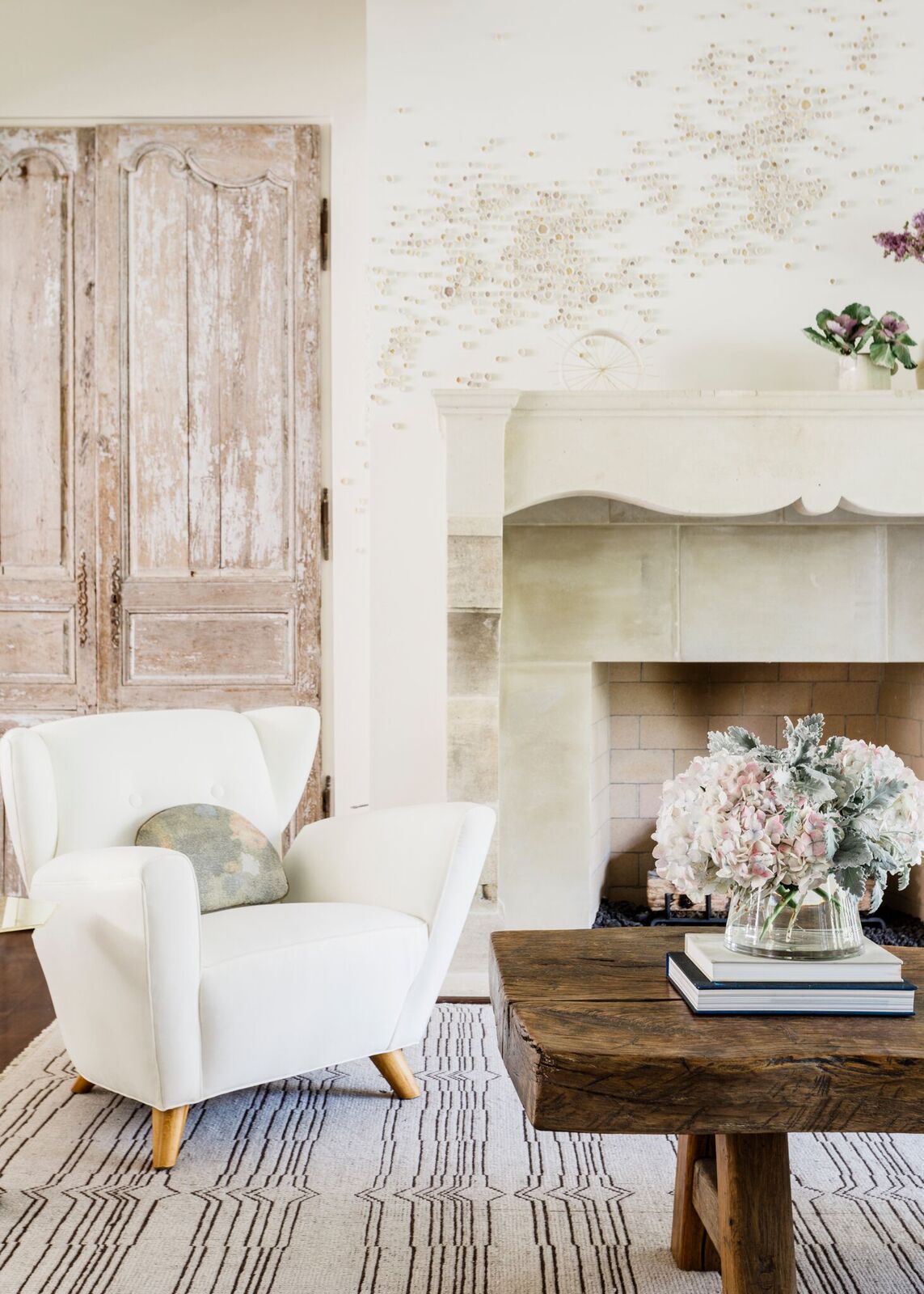 Romantic timeless interior design inspiration in this collection of elegant and sophisticated spaces. Come tour the work of Margaret Naeve, KAA, Cari Giannoulias, Ike Kligerman Barkley, and Jeffrey Dungan on Hello Lovely! #interiordesign #romanticdecor #elegantdecor #timelessdesign