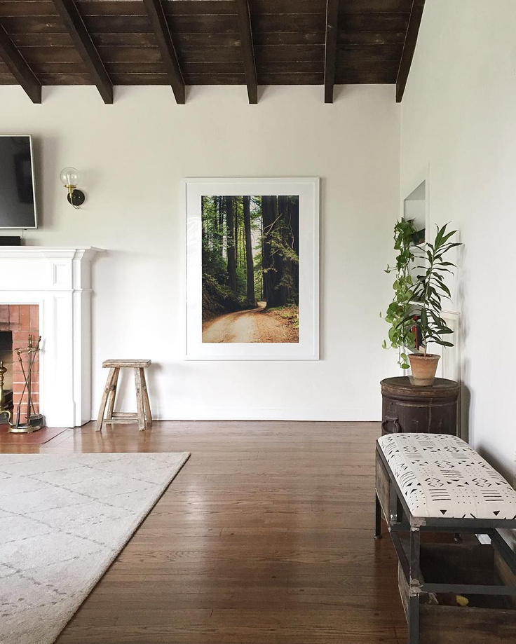 Modern rustic living room with wood ceiling, white walls, and framed greenery print - @annabode. #modernrustic #livingrooms #interiordesign