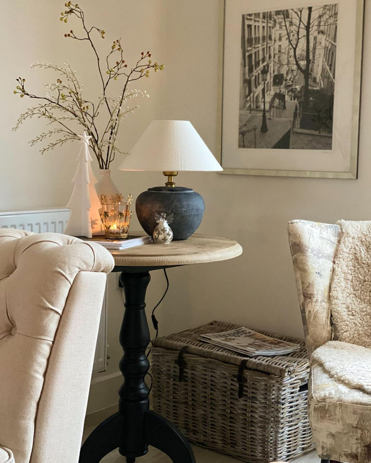 Cozy corner of a modern rustic living room with tone on tone understated holiday decor - @moodhomeandlifestyle. #modernrustic #livingroom #holidaydecor