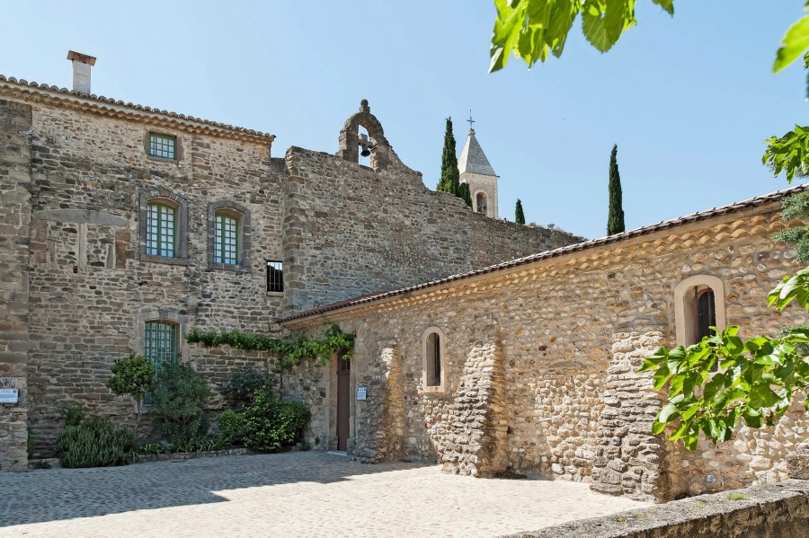 French farmhouse interior design inspiration from a Provence villa with Old World charm and rustic elegance offered by Haven In. #frenchfarmhouse #decoratingideas #provence