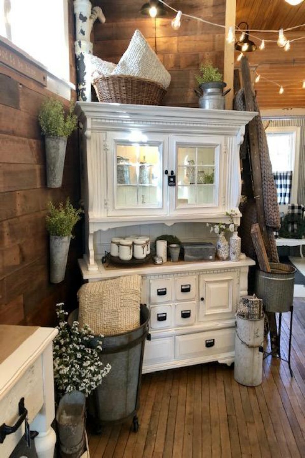 American farmhouse decorating ideas, rustic country decor, and inspiration from Urban Farmgirl. #farmhousestyle #americanfarmhouse